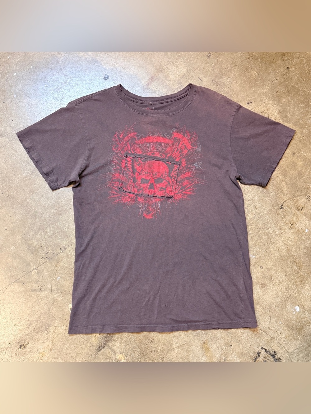 Stranded brown and red skull tee